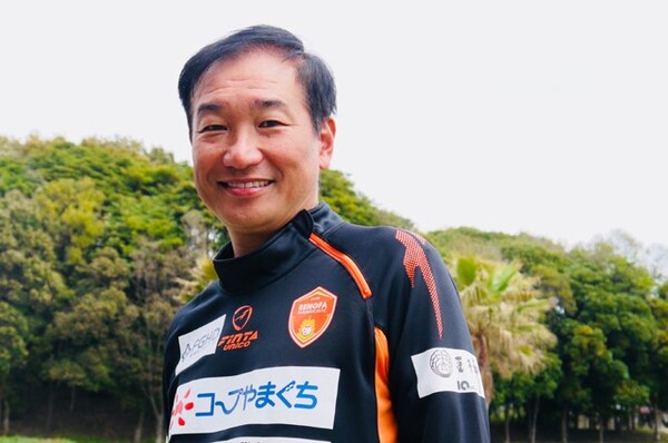 今季、山口の監督に就任した霜田正浩。まずはレノファがどういうクラブになりたいか、山口県がどんな場所なのか勉強したという