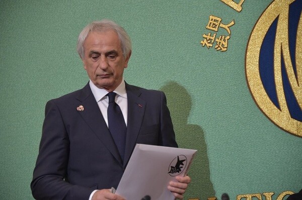 21日の来日後、記者会見を開いたハリルホジッチ氏。「実に不誠実で、プロフェッショナルではない」と嘆いた