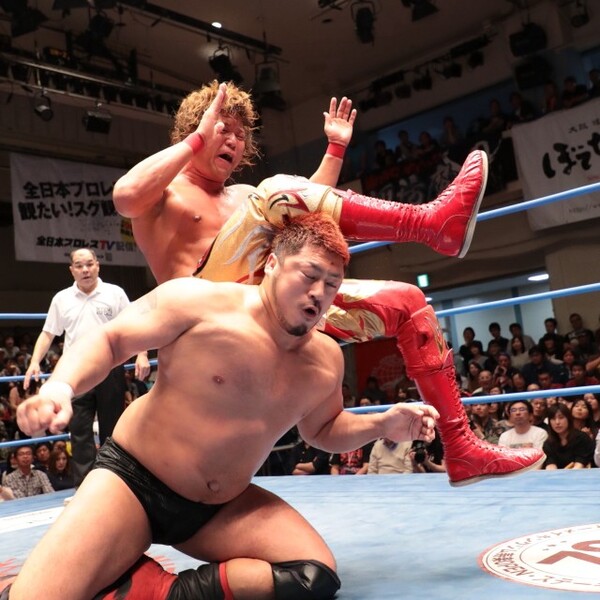 最後はブラックアウトからのシャットダウンスープレックスで勝利した