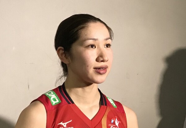 試合後、取材を受ける長岡。左前十字靭帯断裂の大けがから1年2カ月ぶりに復帰を果たした