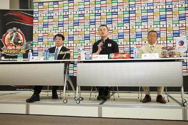 鳥羽本部長(左)は「1つでも多くランキング上位国に勝利を」と期待を寄せた