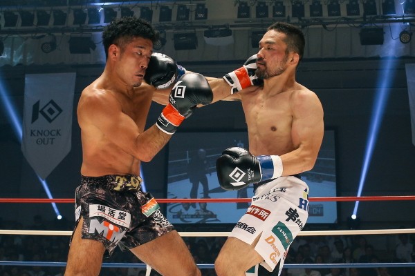 キックボクシング初参戦の菊野(右)は、“ムエタイゴリラ”T-98の牙城を崩せず判定負け