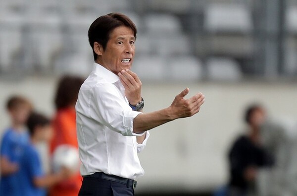 監督就任後、初勝利を挙げた西野監督が会見に臨んだ