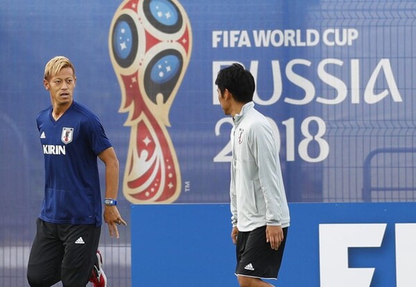 本田は右太もも打撲の影響で別メニュー調整となった