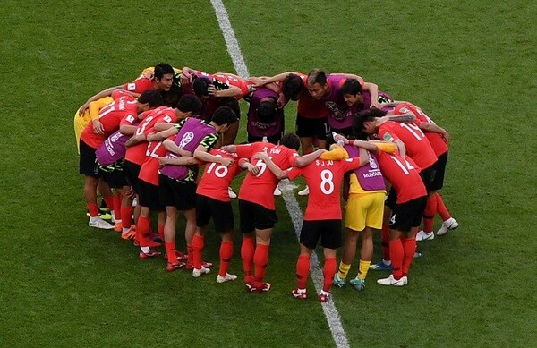 ドイツ戦の試合後、選手たちはセンターサークル付近で円陣を組み、互いの健闘をたたえ合った