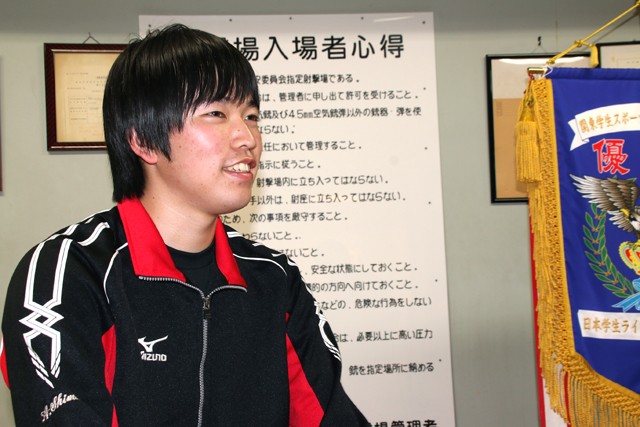 中学時代は野球少年だったと話す島田は、高校の部活動紹介で見た射撃場の緊張感に圧倒された