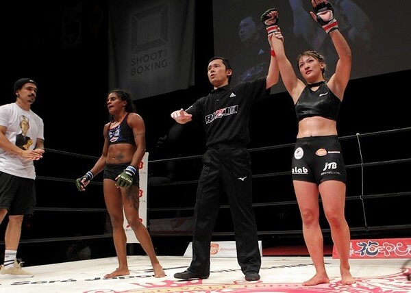 復活戦を判定勝利で飾ったRENA(右)