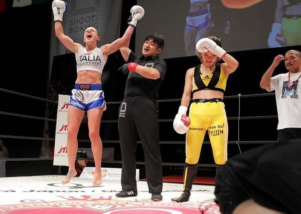 イリアーナ(左)が決勝でMIO(右)を破り、トーナメント優勝
