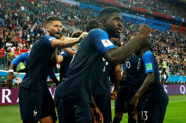 試合を決めたのはセットプレー。後半6分にウムティティ(中央)が決勝点