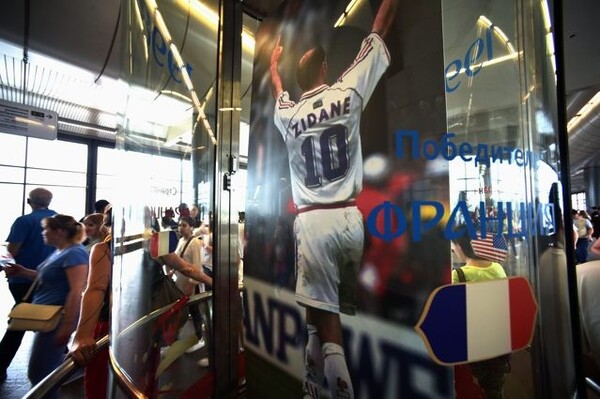 ルジニキ・スタジアムの最寄り駅に設置された過去のW杯の展示。フランスの初優勝から20年が経った