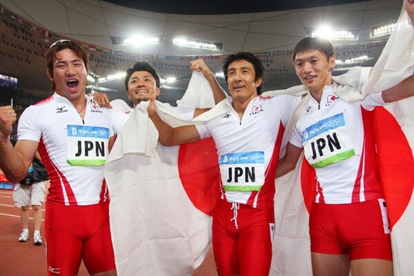 08年北京五輪の400メートルリレーでのメダル獲得に貢献した朝原さん(右から2人目)。これ以上の結果を狙って、世界マスターズに参戦する
