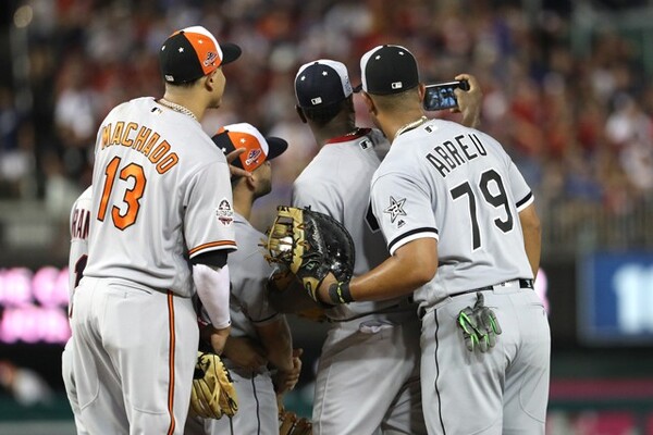 現在JavaScriptが無効です。スターの自撮りに守備中インタビューも MLBオールスターは新時代へ試合中にセルフィーからSNS地元スターがファンを沸かせる著者プロフィール 杉浦大介 関連リンク新着記事コラムランキングおすすめ記事(Doスポーツ)新着公式情報 日本オリンピック委員会公式サイト