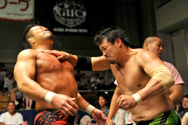 潮崎(右)と杉浦がGHC前哨戦で激しいぶつかり合いを見せた