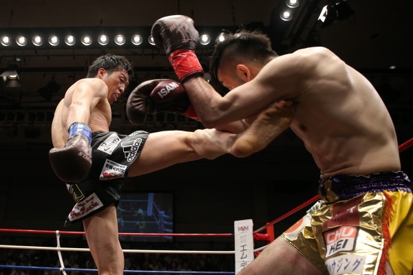 健太(左)は判定で勝利