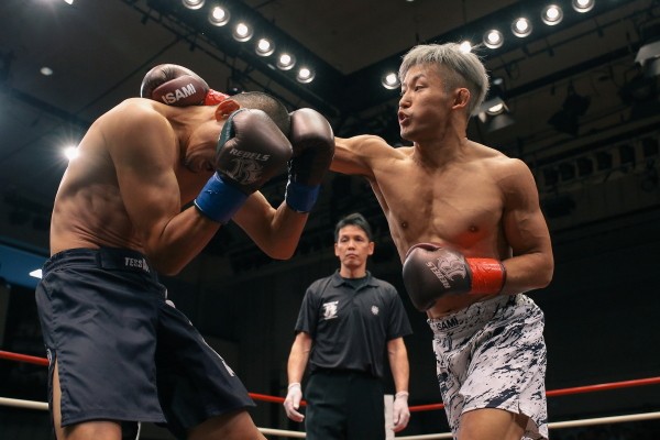 才賀紀左衛門(右)は判定で勝利