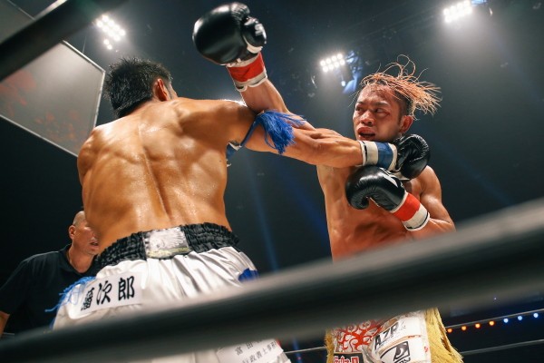 序盤は劣勢だった不可思(右)だったが、4ラウンドにダウンを奪い、僅差で秀樹を上回った