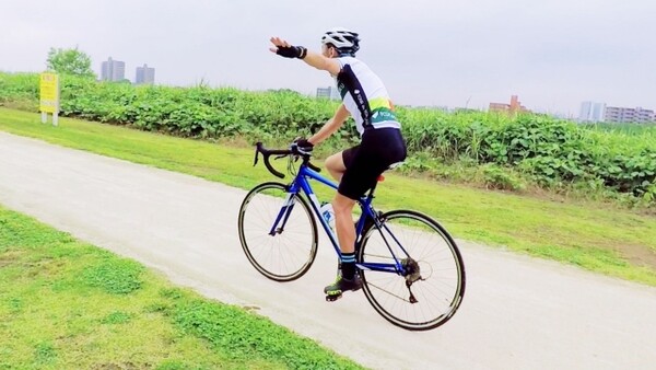 ロードバイクのハンドサインとは タイミングを身につけて危険を回避 スポーツナビdo ロードバイクのハンドサインとは タイミングを身につけて危険を回避 スポーツナビdo