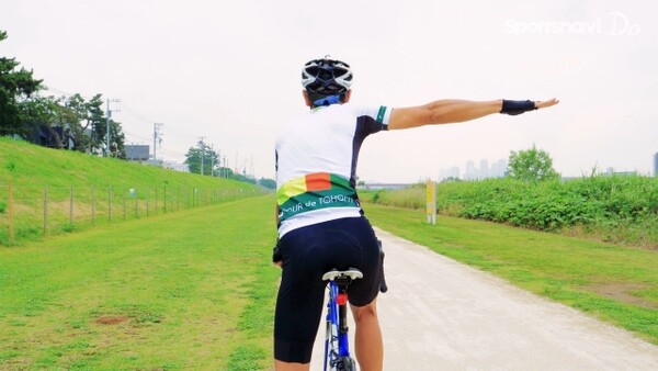ロードバイクのハンドサインとは タイミングを身につけて危険を回避 スポーツナビdo ロードバイクのハンドサインとは タイミングを身につけて危険を回避 スポーツナビdo