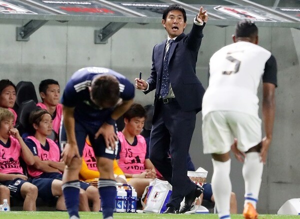 初陣となった森保監督(中央)は、「今日の試合に臨めたことに感謝したい」と勝利の喜びよりも感謝を強調した