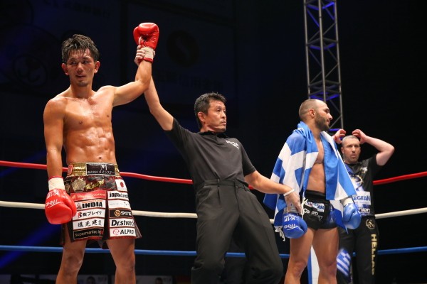 皇治(左)は判定でギリシャのエグザコスティディスに勝利。あらためて武尊との対戦をアピールした