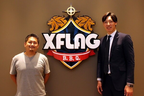 クラブスタッフとしてシーズン開幕を迎える伊藤(右)。XFLAGスポーツマーケティング室の柴(左)とともに開幕戦を手掛ける