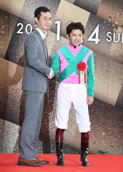 福永騎手(右)、GI級レース初勝利の杉山調教師ともに晴れやかな表情、しかし視線は12月のチャンピオンズCへ