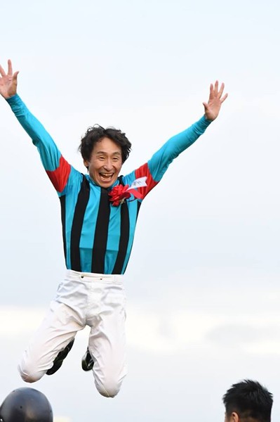 ベテランの技を見せた横山典騎手、喜びのフライングディスマウントを披露