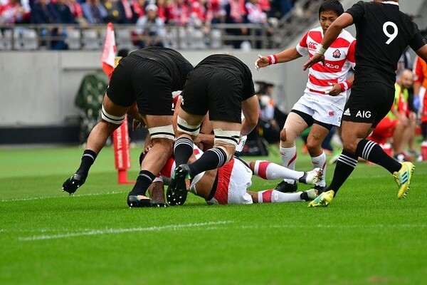 日本代表の選手を倒し、ボールに絡んでくるNZ代表。接点での攻防でプレッシャーを受けた