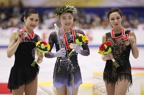 女子シングルでは紀平(中央)がGPシリーズ初出場で初優勝の快挙。宮原(左)も2位でファイナル進出を決めた