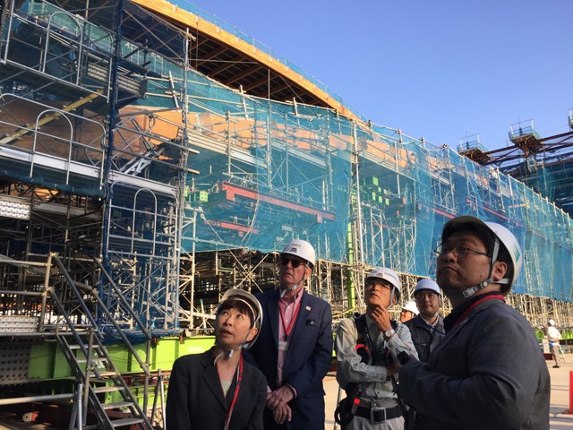 現場監督の説明を受けながら建設現場で視察を行った(右端が齋藤さん)