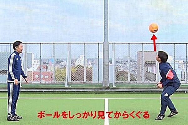 親子で遊びながらうまくなる サッカー3分間トレーニング 浮いたボールを怖がらなくなる練習 スポーツナビdo 親子で遊びながらうまくなる サッカー3分間トレーニング 浮いたボールを怖がらなくなる練習 スポーツナビdo