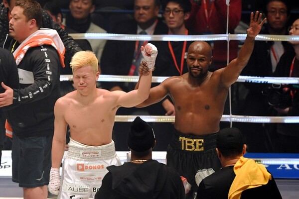 試合前の不遜な態度から一転、気づけば相手を称える。これもメイウェザー劇場