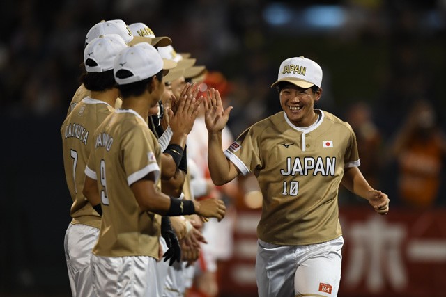 実戦経験以外にも、一流選手の練習方法や姿勢に触れ、自らの向上にもつなげたいと話す(写真右が川畑)