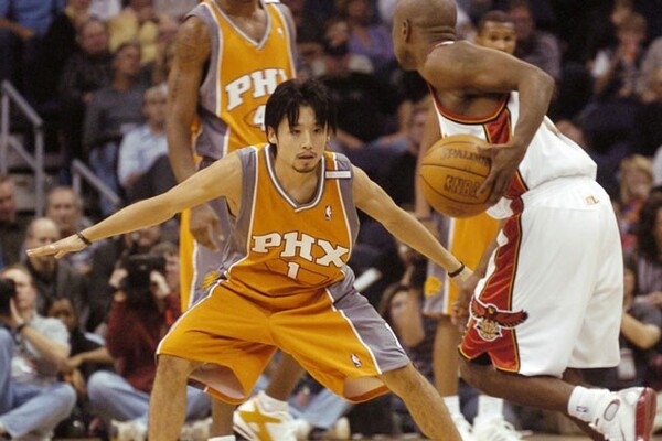 2004年、日本人初のNBAプレーヤーとなった田臥勇太。開幕戦を含む4試合に出場した
