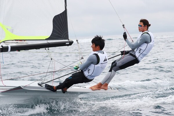 高橋が乗る49er級は2人乗りの種目。ペアの小泉維吹とともに出場した、江の島でのワールドカップで決勝レースに進む活躍を見せた(写真右が高橋)
