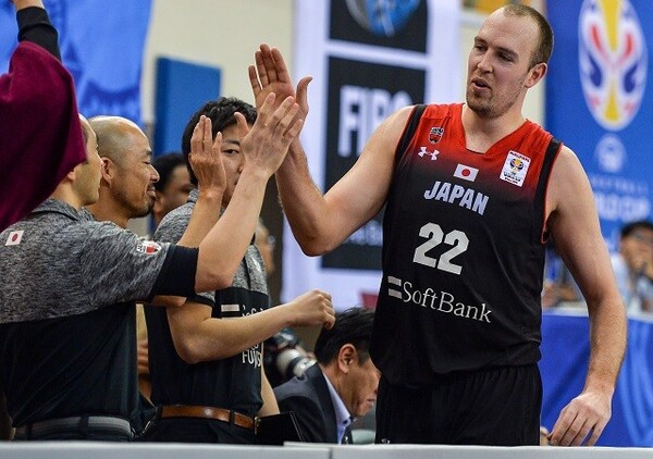 W杯出場を決め、チームメートとハイタッチするニック・ファジーカス(右)。日本代表の盛り上がりは、Bリーグ観客動員数にも好影響を及ぼした