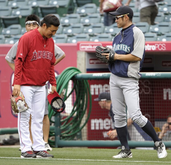 イチローにあいさつする高橋尚成(写真左)。グラウンドを離れると、他愛もない話題で盛り上がったという