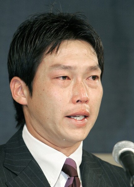 涙ながらにカープへの別れを告げたFA会見。だが金本氏への思いは口にしなかった