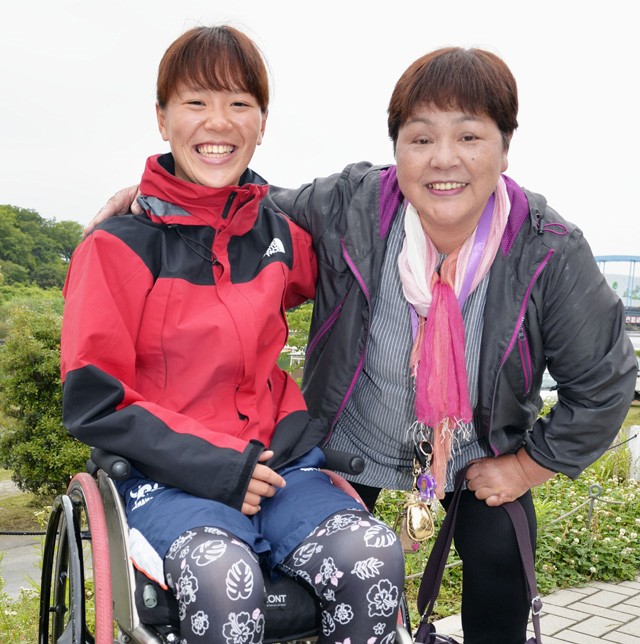 母・キヌ子さん(写真右)と。瀬立は子どものころから活発だったという