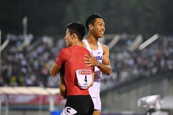 レース後、桐生(左)と健闘を称え合うサニブラウン