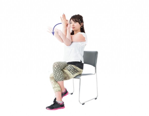 肩こり解消 会社や自宅で座ったままできる椅子ヨガポーズ スポーツナビdo 肩こり解消 会社や自宅で座ったままできる椅子ヨガポーズ スポーツナビdo