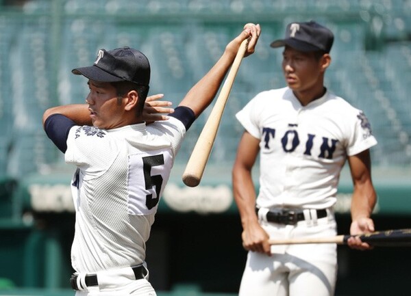 根尾、中川(写真左)、藤原(同右)らは入学早々、厳しいチーム内競争に身を投じた