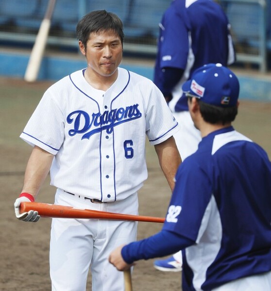 今春のキャンプ、二軍スタートとなった平田に指導する小笠原二軍監督(写真右)