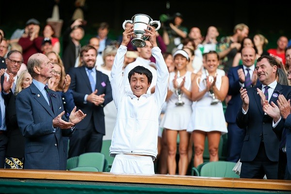 ウィンブルドン・ジュニア部門のシングルスで、日本男子初の優勝を飾った望月慎太郎。米国のIMGアカデミーで、テニスに必要な感覚やプレースタイルに磨きをかけている