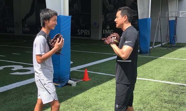 グローブを手に、言葉を交わす望月(左)と中村氏