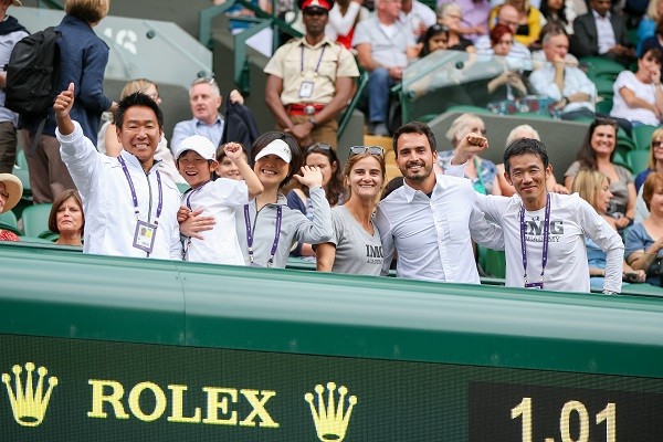 ウィンブルドンジュニア優勝に喜ぶ“チーム望月”の面々。右端は山中夏雄コーチ