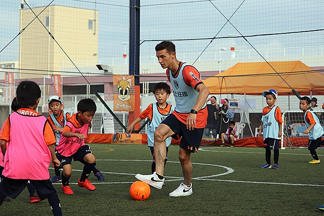 大宮アルディージャ 茨田陽生選手 ロビン シモヴィッチ選手 ダヴィッド バブンスキー選手がサッカースクールを訪問 スポーツナビ