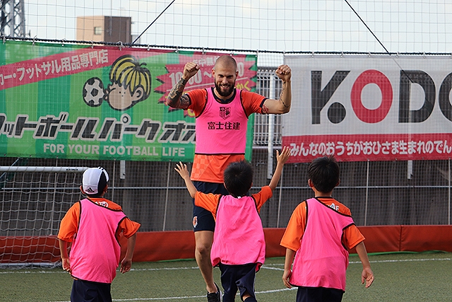 大宮アルディージャ 茨田陽生選手 ロビン シモヴィッチ選手 ダヴィッド バブンスキー選手がサッカースクールを訪問 スポーツナビ