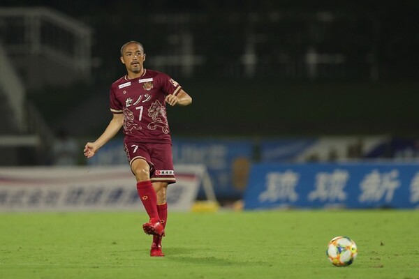 新天地・FC琉球デビューを飾った小野伸二。スタジアムには最高記録を1.5倍更新する観客が訪れた