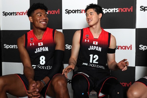 代表でのプレーを「楽しみにしていたけど、入りにくかった…(笑)」と語る渡邊(右)。その理由とは?